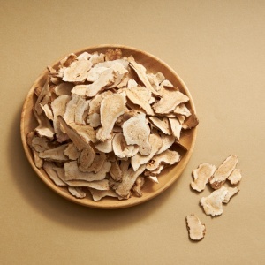Atractylodes root in a bowl (Atractylodes macrocephala)